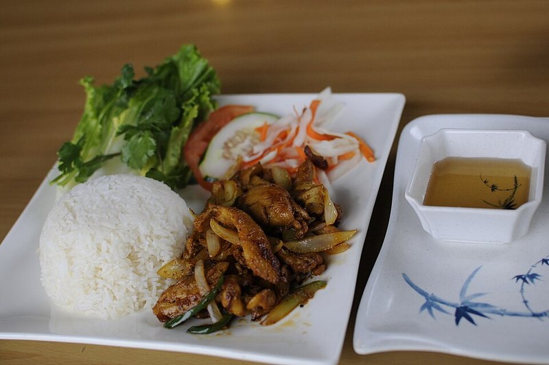 Canh Cá chim đen ngò gai