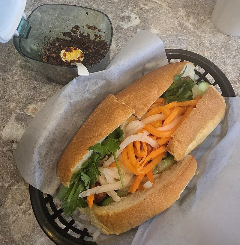 Canh Cá hú bạc ngò gai