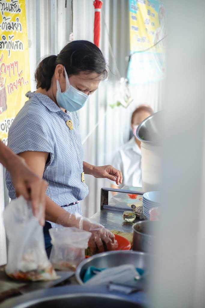 Gà hấp lá sen nhà
