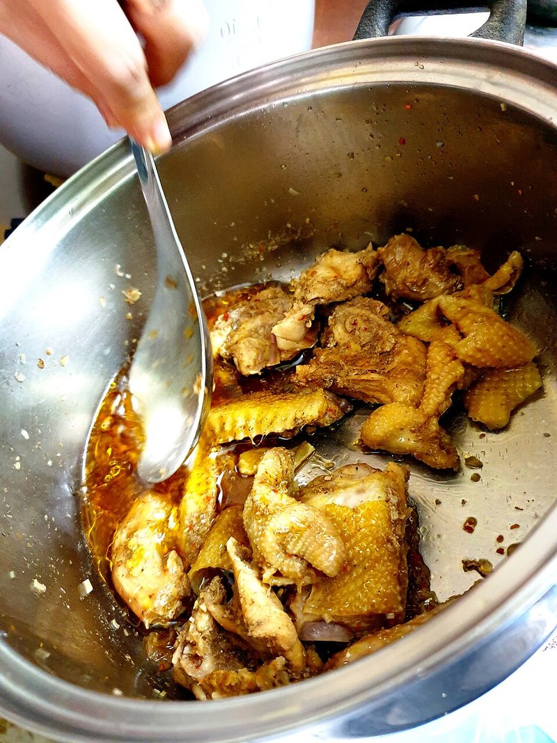 Gà ta kho ớt