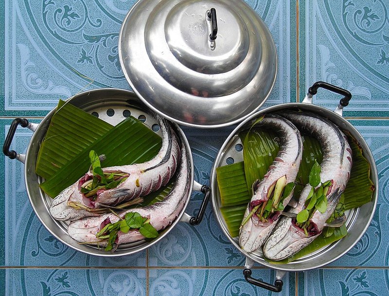 Cá chim trắng kho sả cây