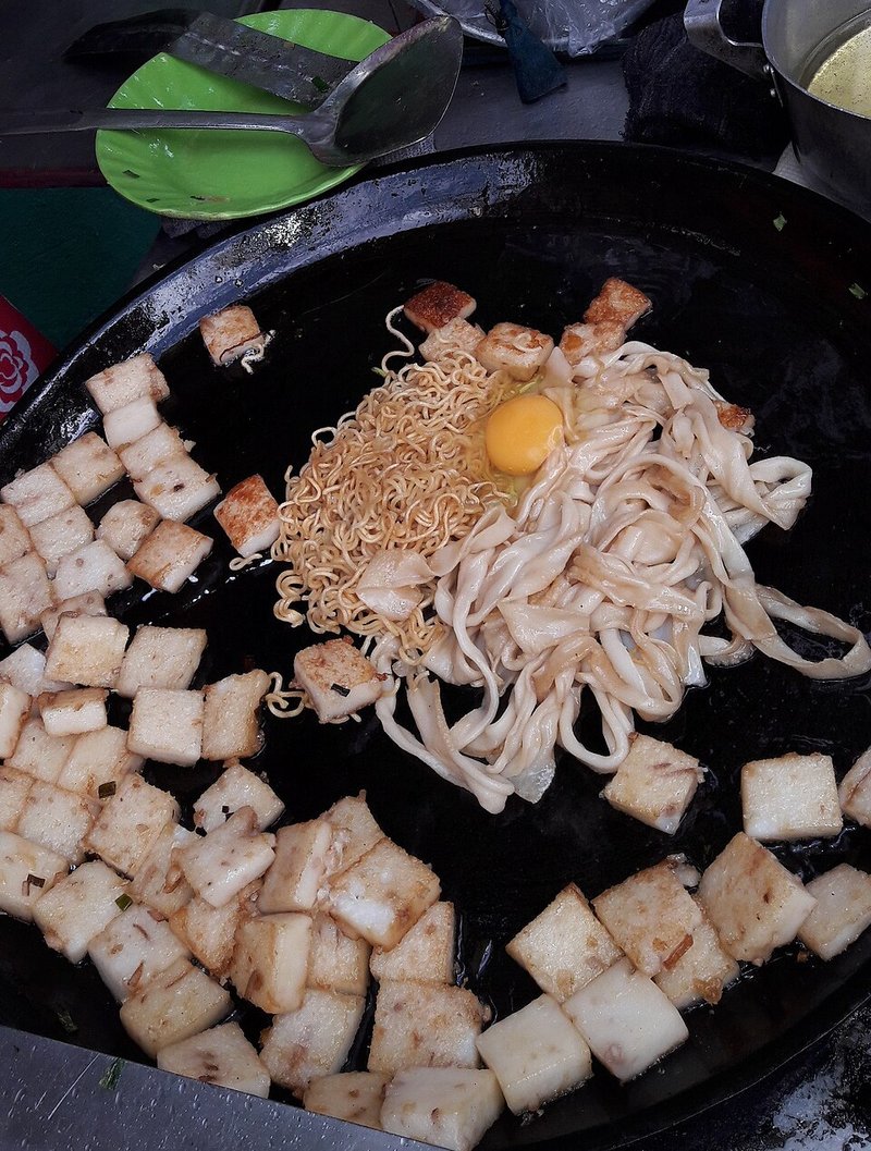 Ốc móng tay kho trứng cút