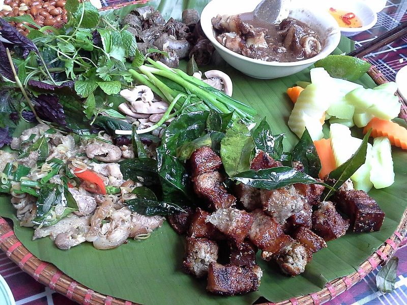 Lợn tai luộc chấm mắm